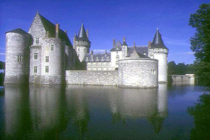 (Замок Сюлли,

строители

неизвестны

X-XIвв.,

Франция .)

 

